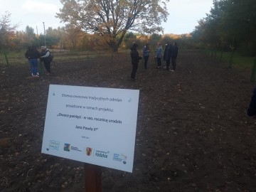 Nowy sad założony w we współpracy z Zespołem Szkół Rzemiosła w Łodzi 22.10.2021r. w ramach projektu Owoce pamięci fot. K.Krakowska, 